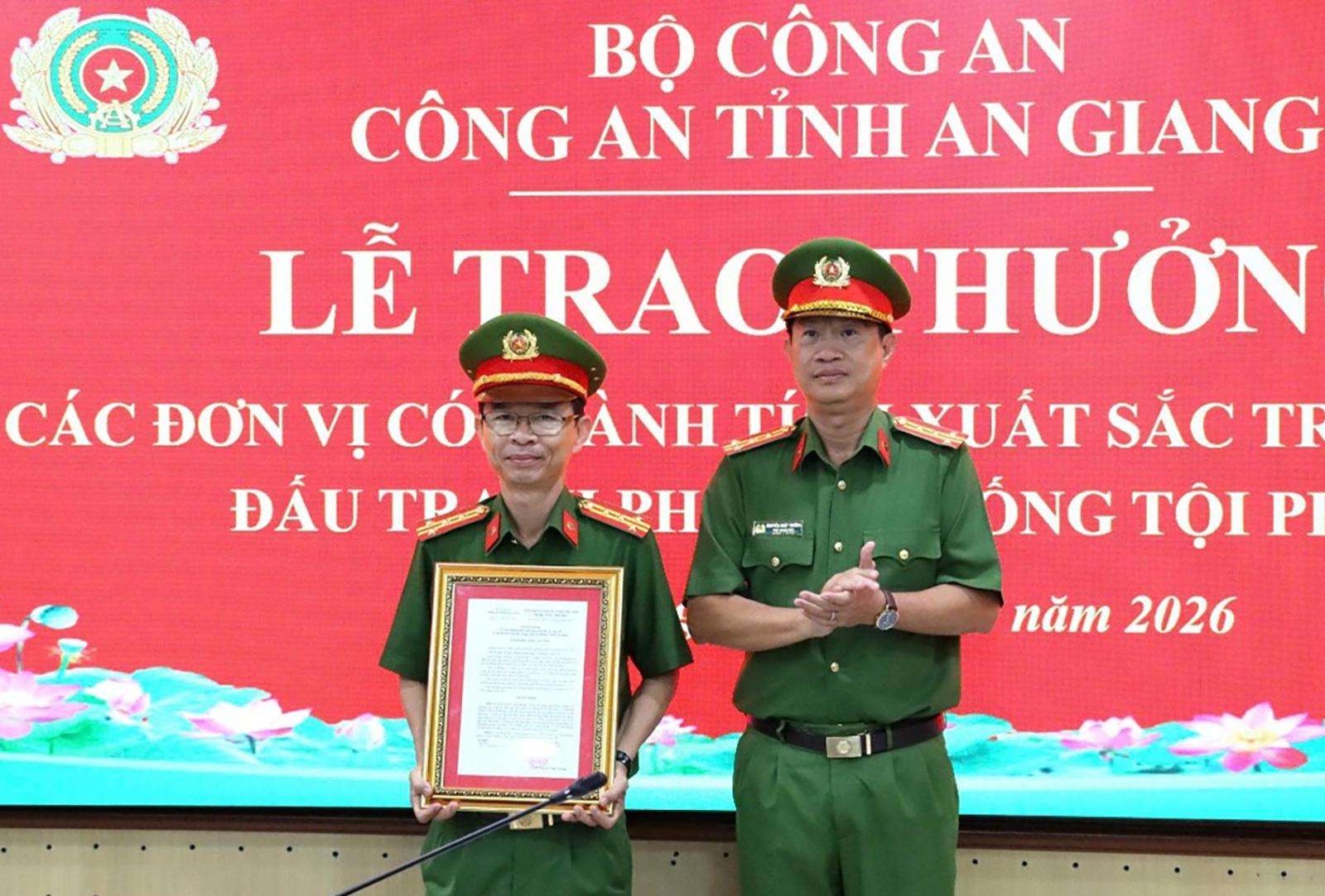 Trao thưởng các đơn vị có thành tích xuất sắc trong công tác đấu tranh phòng, chống tội phạm