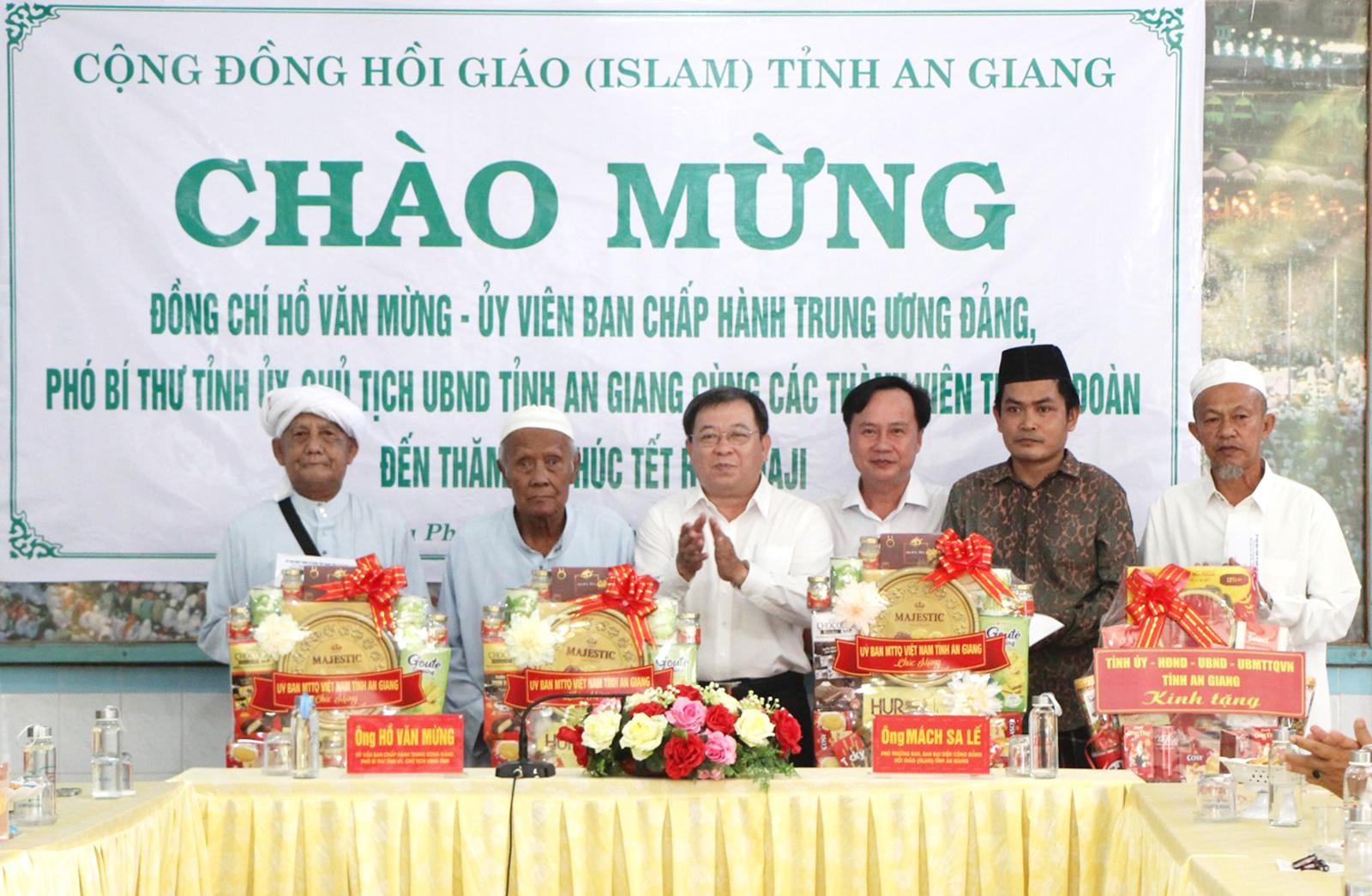 Chủ tịch UBND tỉnh An Giang Hồ Văn Mừng chúc Tết Roya Haji tại xã Châu Phong