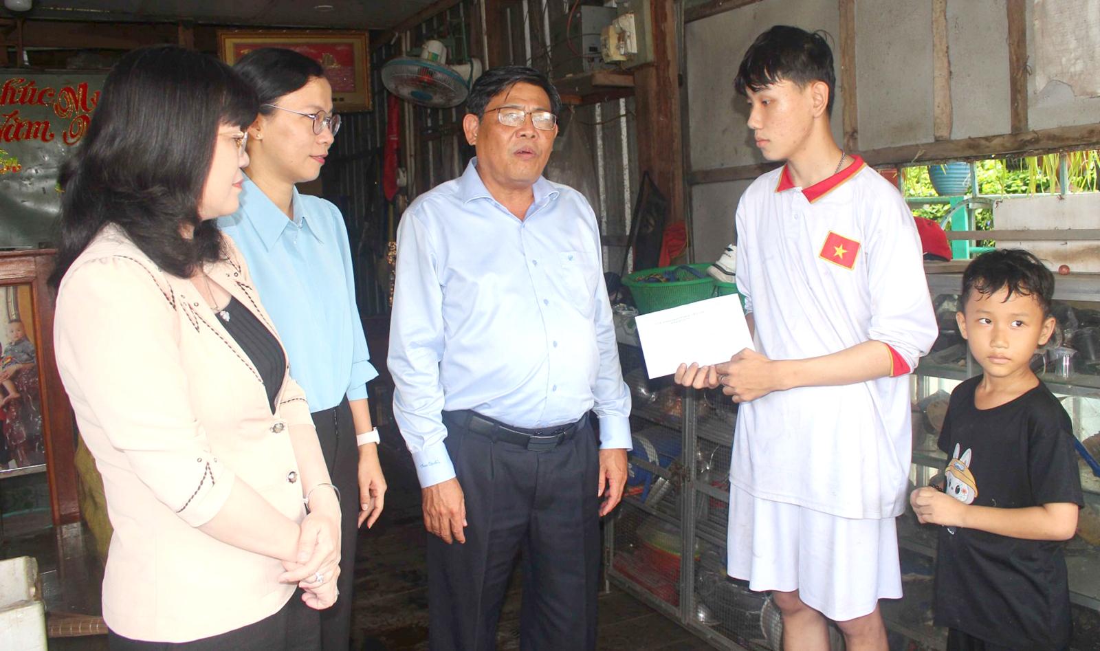 Phó Chủ tịch UBND tỉnh An Giang thăm, hỗ trợ các hộ dân bị ảnh hưởng bởi dông lốc