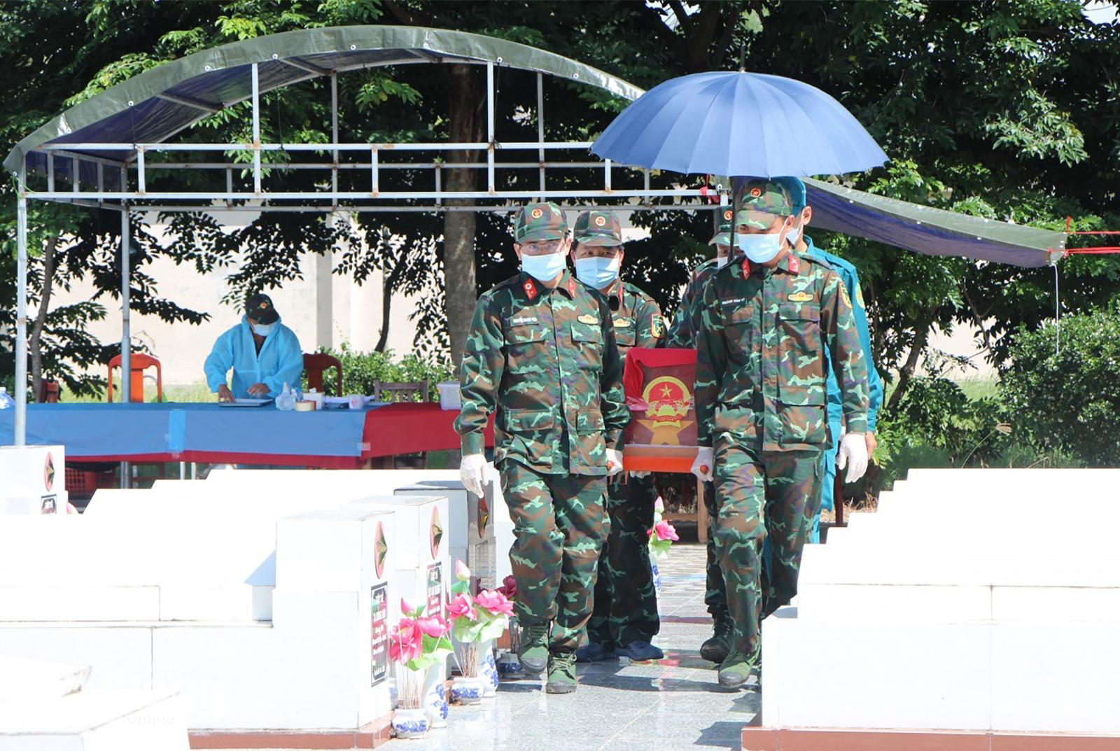 An Giang lấy mẫu ADN 6 hài cốt liệt sĩ chưa xác định danh tính tại Nghĩa trang Chợ Mới