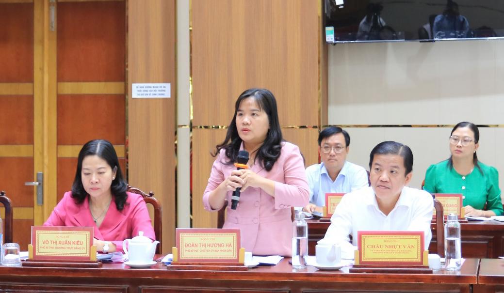 Chủ tịch UBND phường Long Xuyên Đoàn Thị Hương Hà phát biểu ý kiến