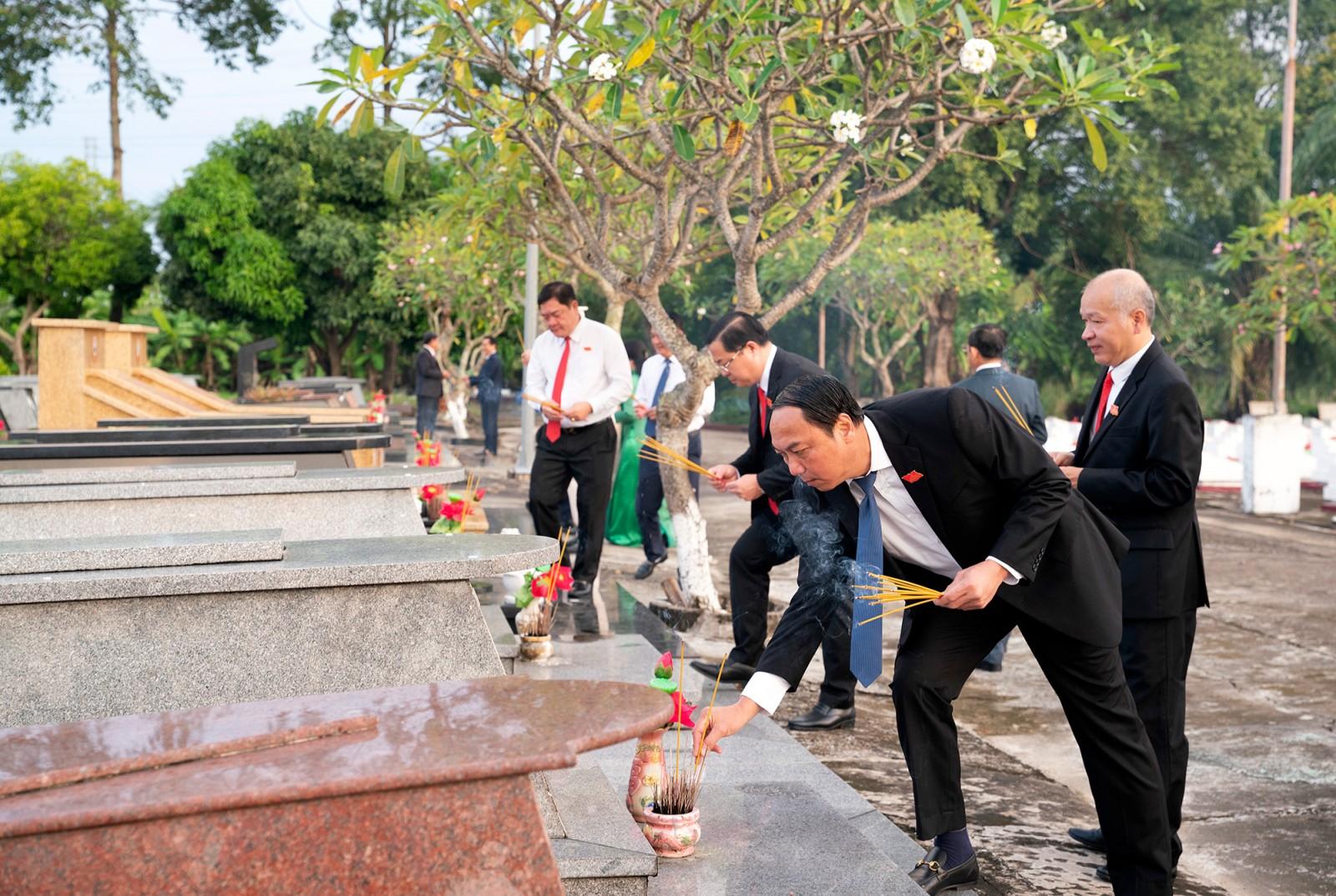 Đoàn đại biểu dự Đại hội Đảng bộ tỉnh An Giang lần thứ I, nhiệm kỳ 2025 - 2030 viếng Nghĩa trang liệt sĩ tỉnh