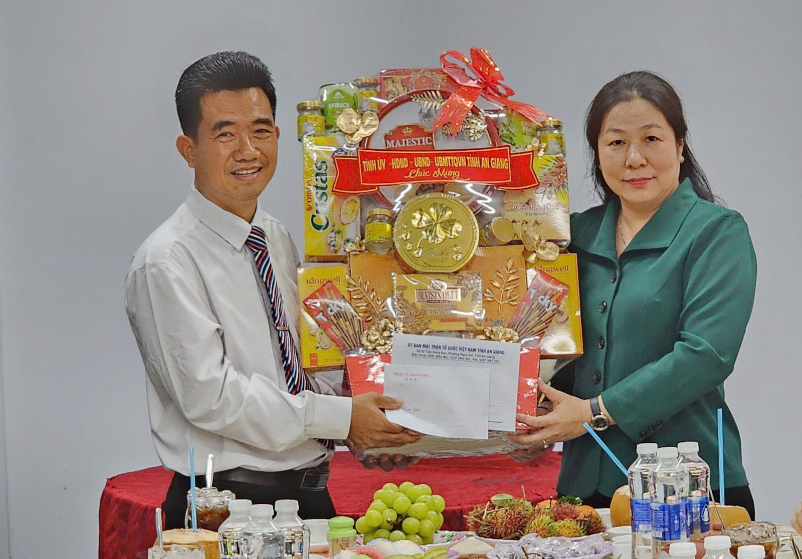 Phó Chủ tịch Thường trực HĐND tỉnh An Giang Lê Hồng Thắm chúc mừng lễ Giáng sinh năm 2025