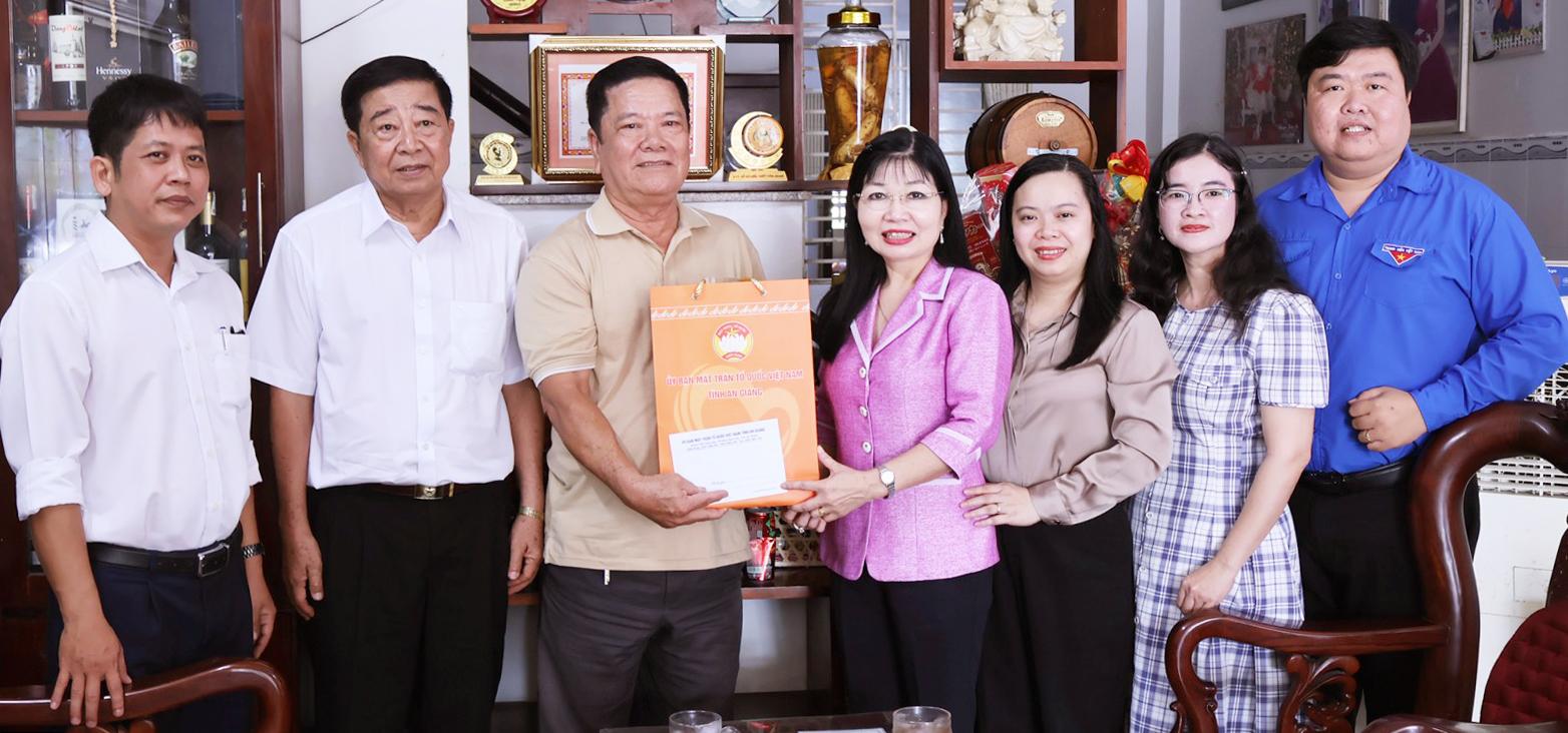 Phó Bí thư Tỉnh ủy Trần Thị Thanh Hương thăm, chúc tết các đồng chí nguyên Chủ tịch Ủy ban MTTQ Việt Nam tỉnh