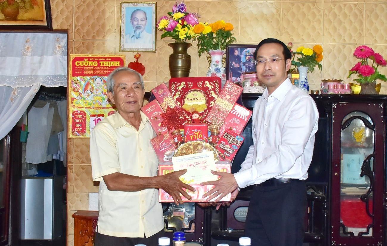 Phó Bí thư Thường trực Tỉnh ủy Nguyễn Thanh Nhàn chúc tết tại 2 phường Châu Đốc và Vĩnh Tế