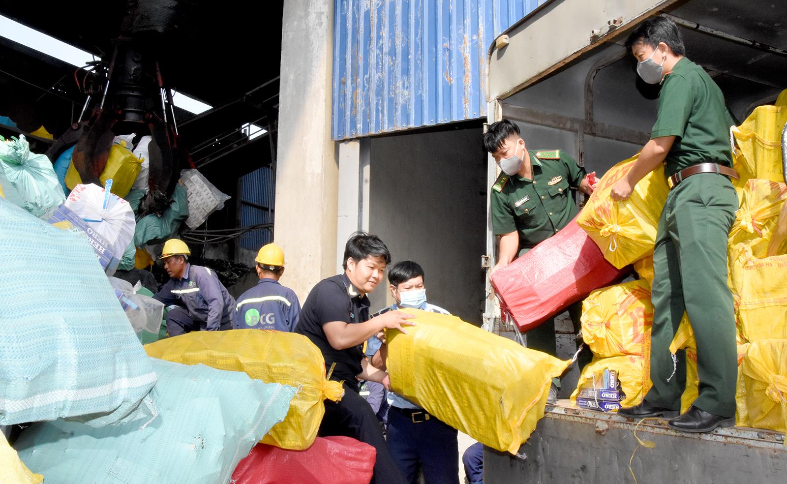 An Giang tiêu hủy tập trung hơn 383.000 bao thuốc lá nhập lậu