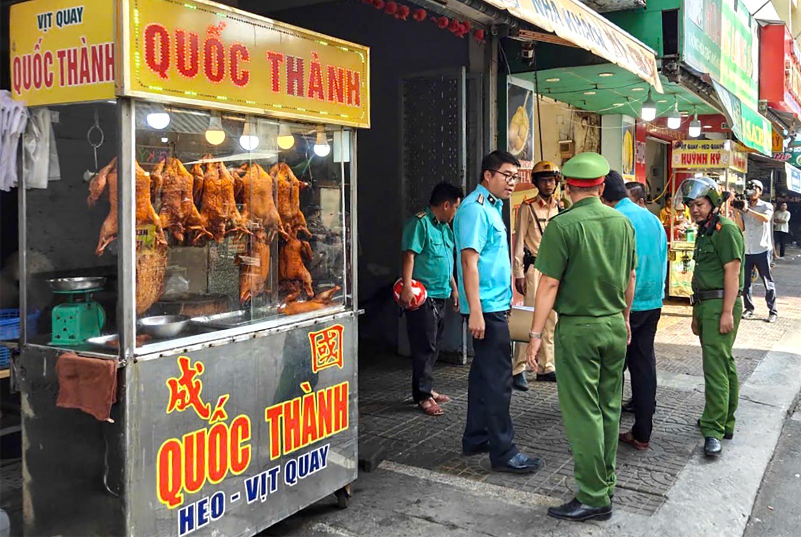Ra quân lập lại trật tự đô thị trên địa bàn phường Rạch Giá Các lực lượng ra quân thực hiện lặp lại trật tự đô thị, đảm bảo an toàn giao thông