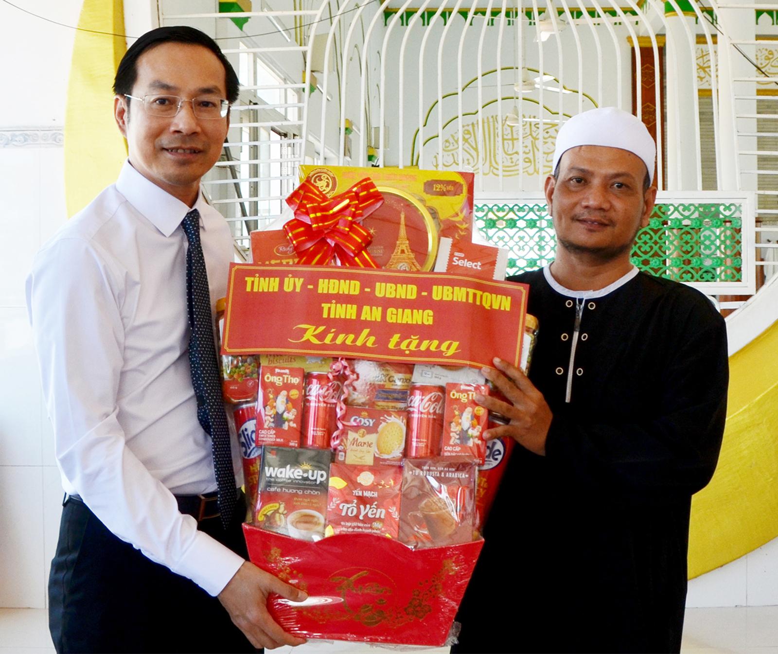 Phó Bí thư Thường trực Tỉnh ủy, Chủ tịch HĐND tỉnh An Giang Nguyễn Thanh Nhàn chúc Tết Roya Haji tại xã Vĩnh Hậu