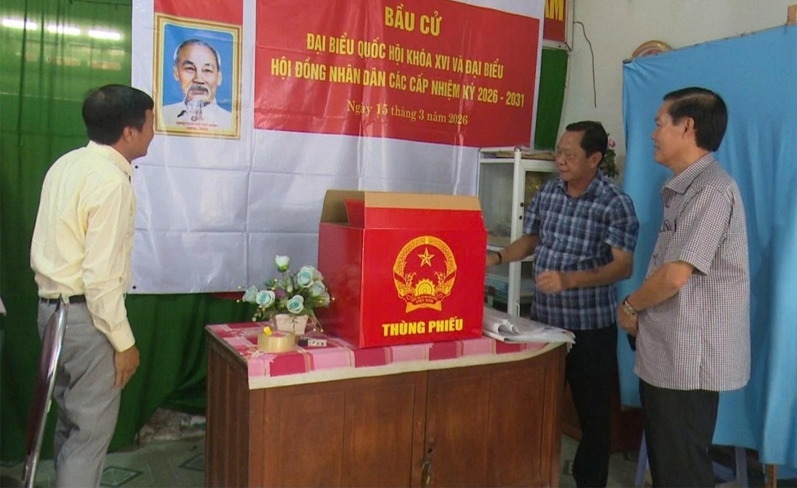 Trưởng ban Nội chính Tỉnh ủy An Giang Nguyễn Văn Sạch kiểm tra công tác chuẩn bị bầu cử và tuyển quân