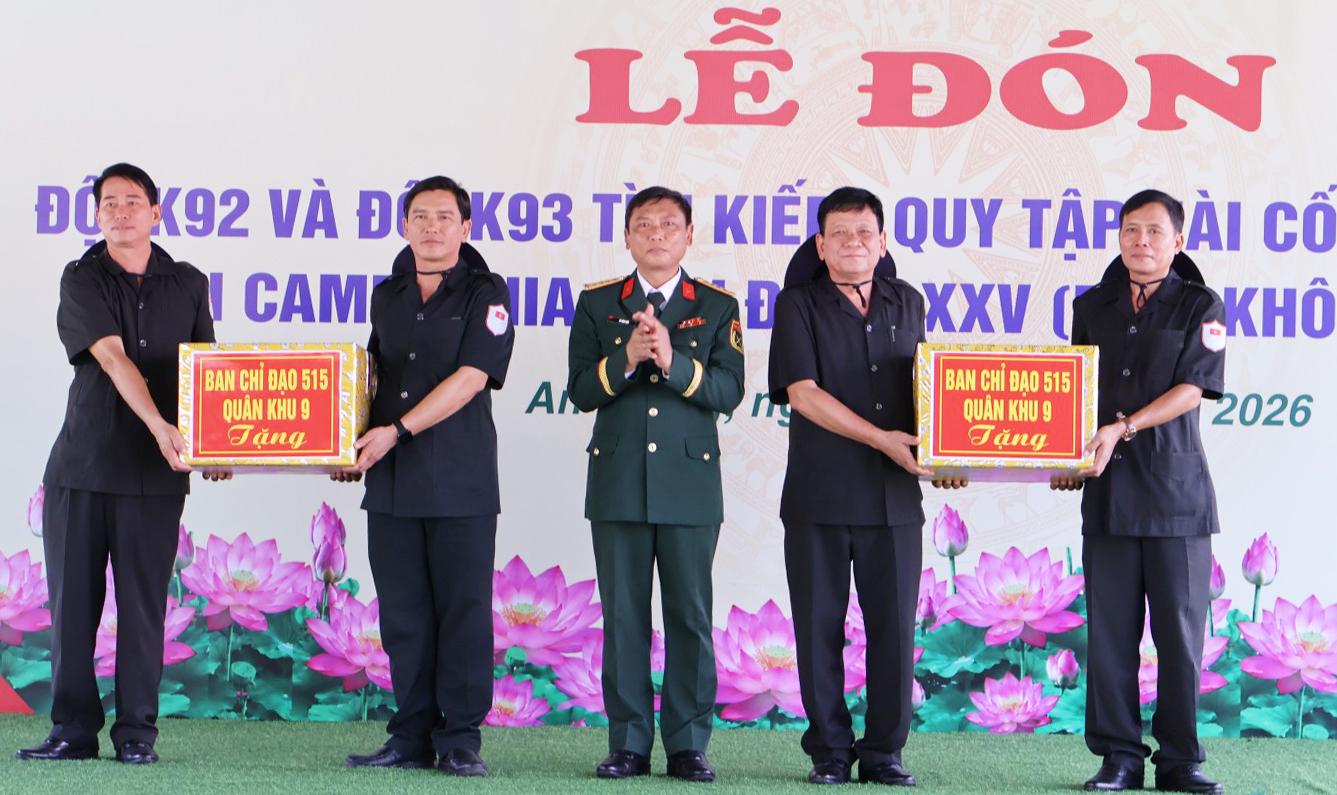 Đón Đội K92, K93 hoàn thành nhiệm vụ quy tập 170 hài cốt liệt sĩ về nước