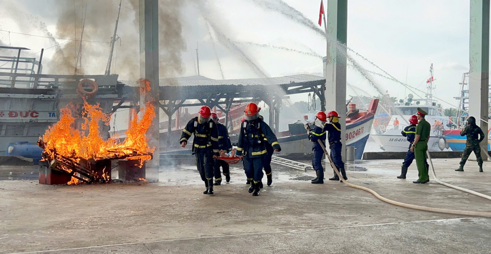 Cùng lúc, các lực lượng chức năng chữa cháy và cứu người tại các tàu cá