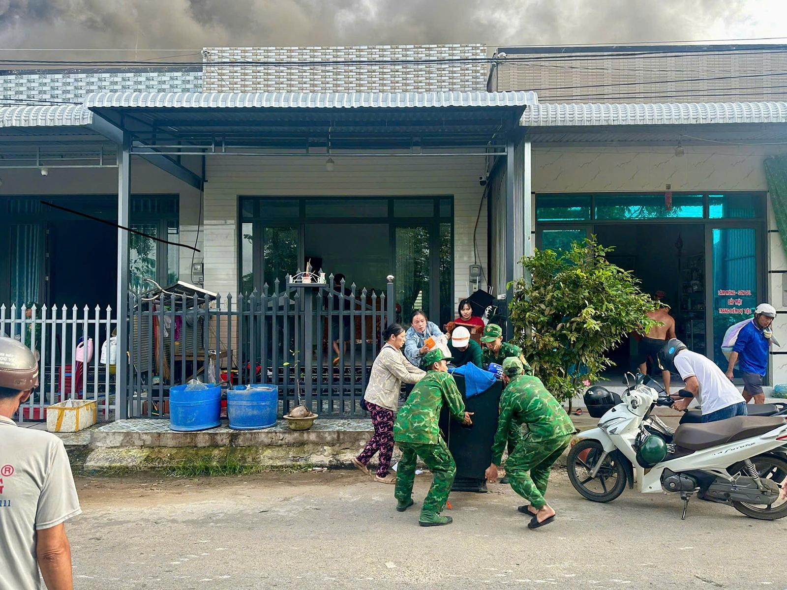 Đồn Biên phòng Cửa khẩu quốc tế Vĩnh Xương kịp thời hỗ trợ người dân chữa cháy