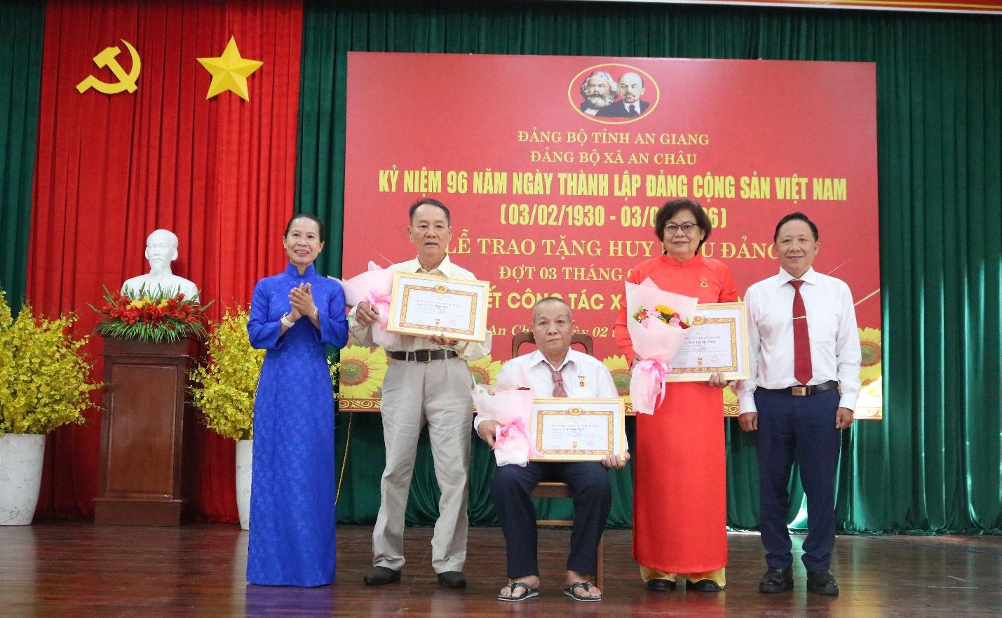 An Giang: Nhiều địa phương, đơn vị tổ chức lễ trao tặng Huy hiệu Đảng đợt 3/2