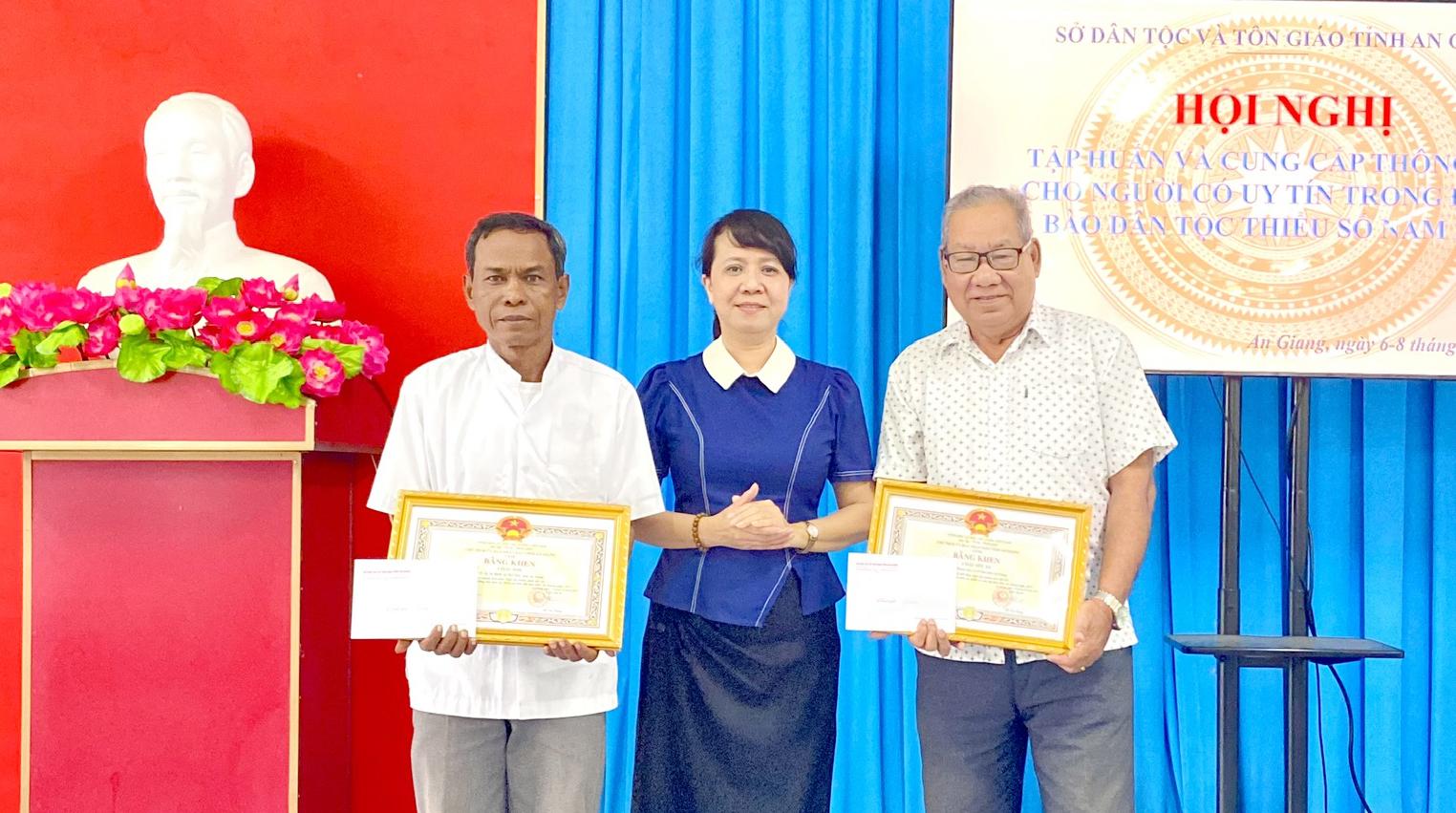 Bồi dưỡng kiến thức cho người có uy tín của 17 xã, phường trên địa bàn tỉnh An Giang