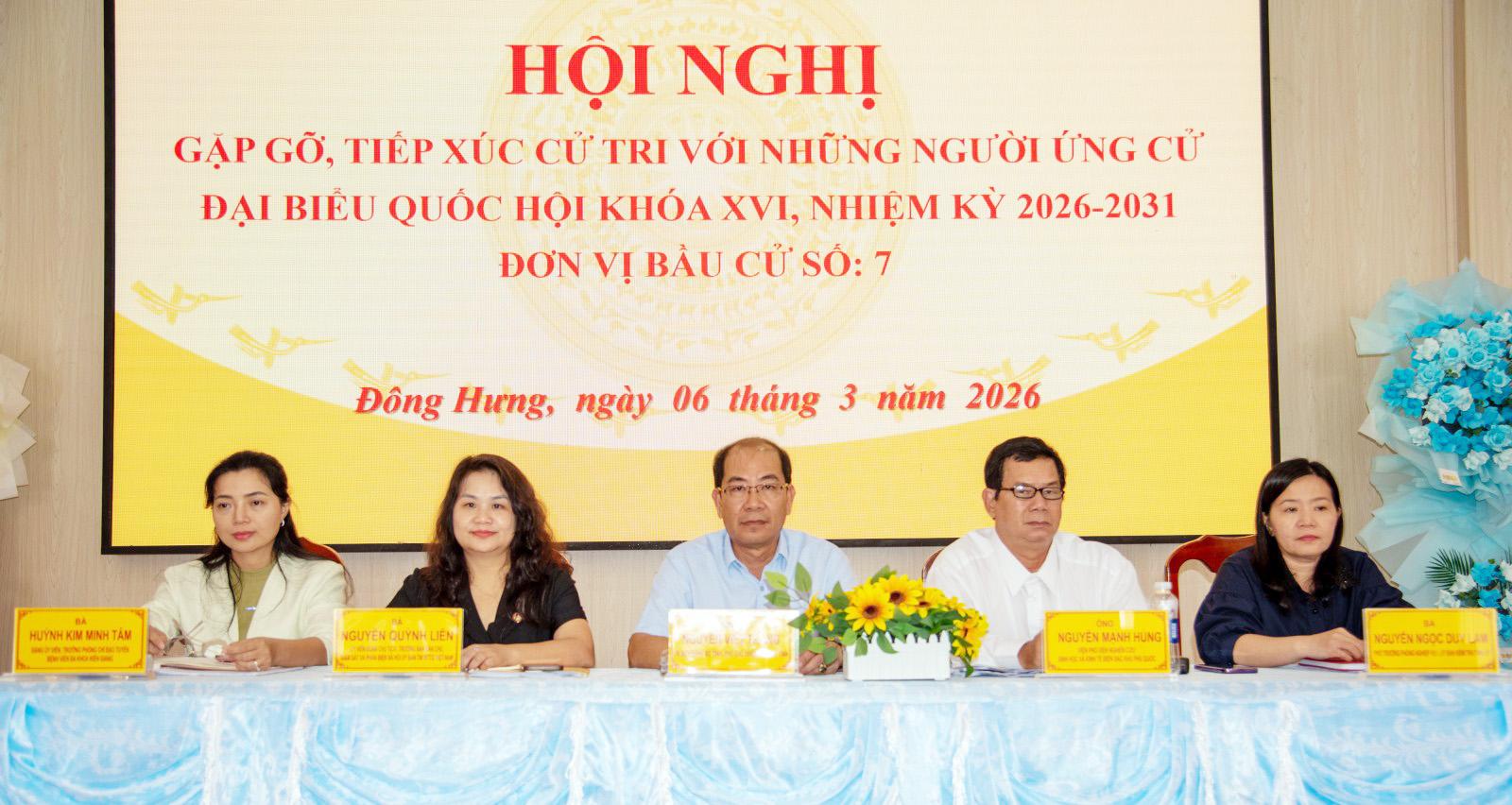 Ứng cử viên đại biểu Quốc hội khóa XVI tiếp xúc cử tri 2 xã Đông Hưng và Tân Thạnh