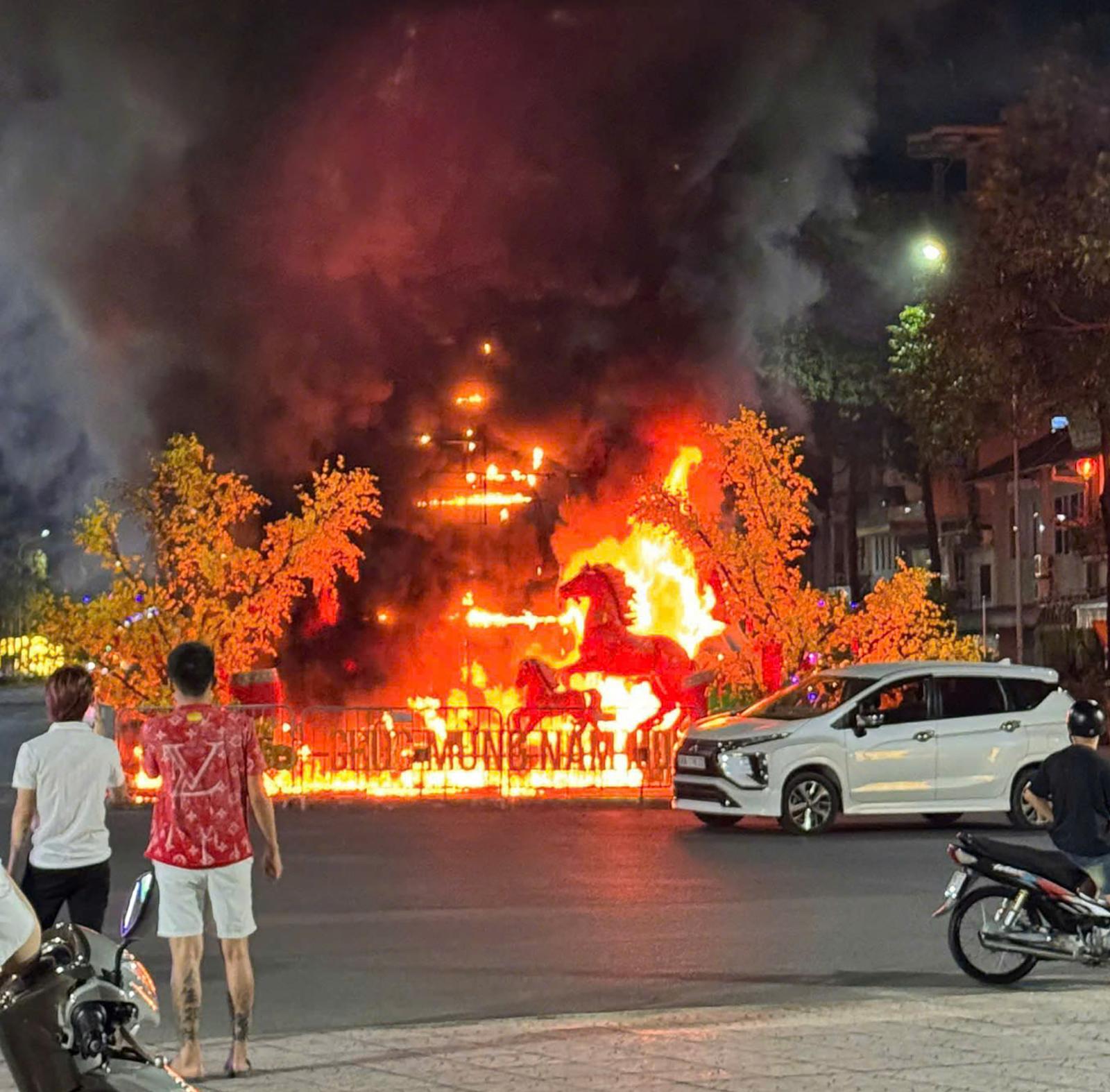 Cháy khu vực trang trí tết đối diện công viên Chín Nàng Tiên ở phường Hà Tiên