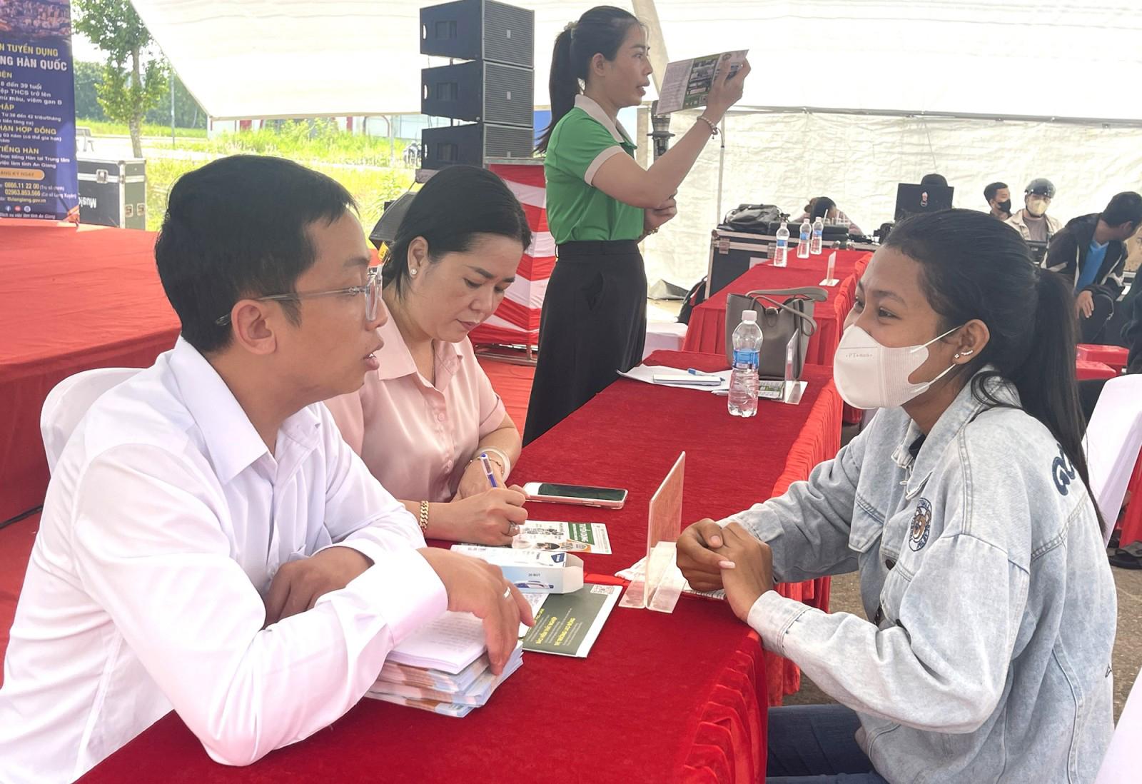 Hơn 300 người lao động tham gia Ngày hội Tư vấn, giới thiệu việc làm tại xã Châu Thành