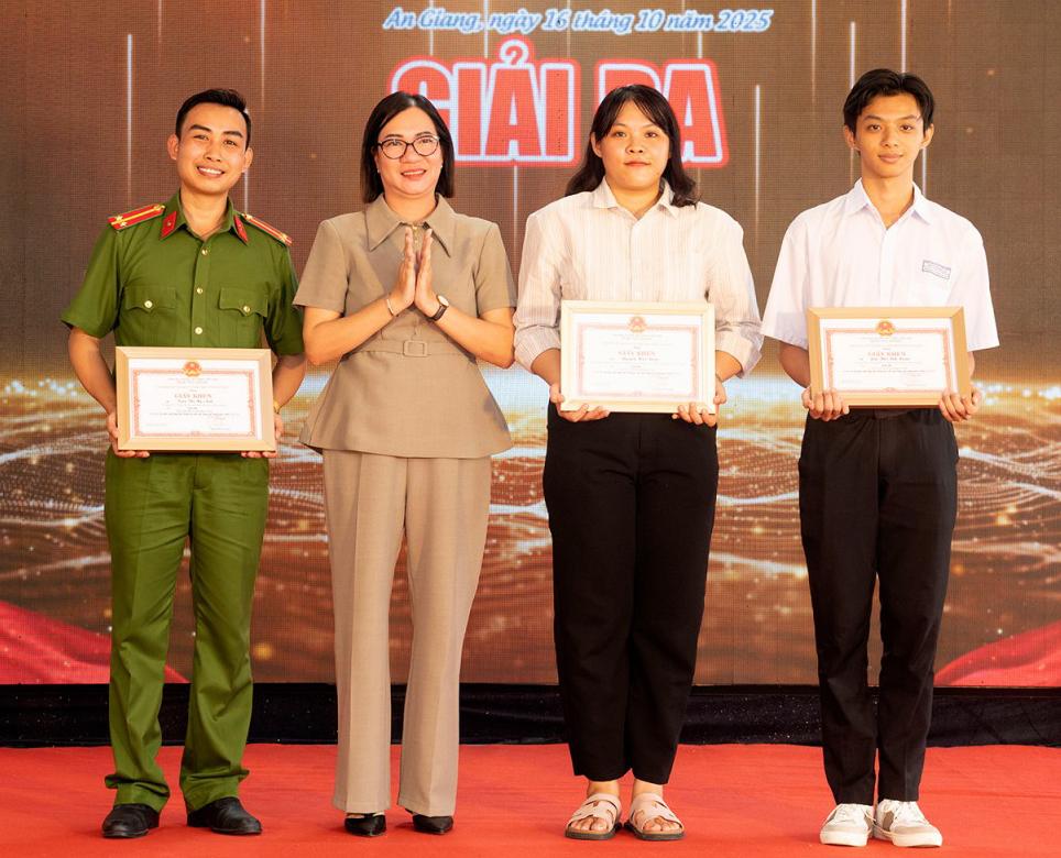 Thí sinh Nguyễn Văn Tú đạt giải nhất Cuộc thi Tìm hiểu về quê hương An Giang