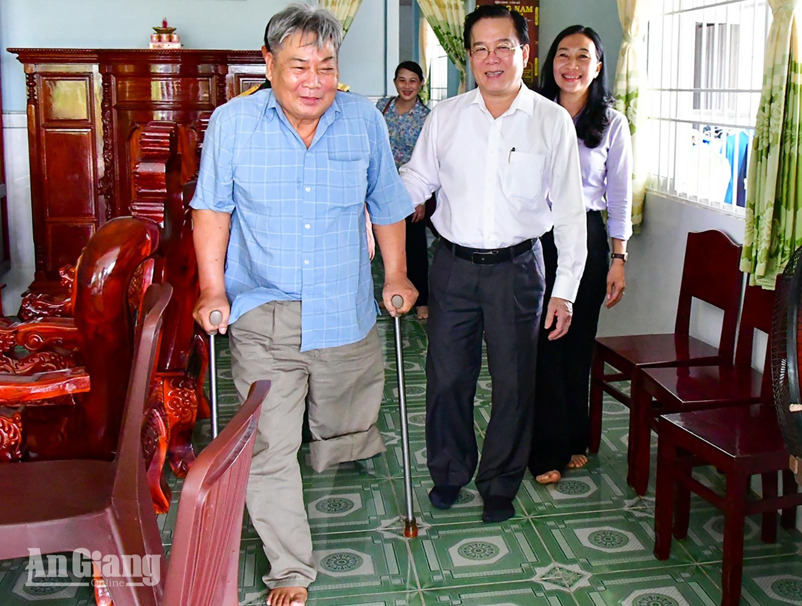 Trưởng Ban Tổ chức Tỉnh ủy An Giang Phạm Hoàng Nam thăm gia đình chính sách hai xã Đông Thái, An Biên