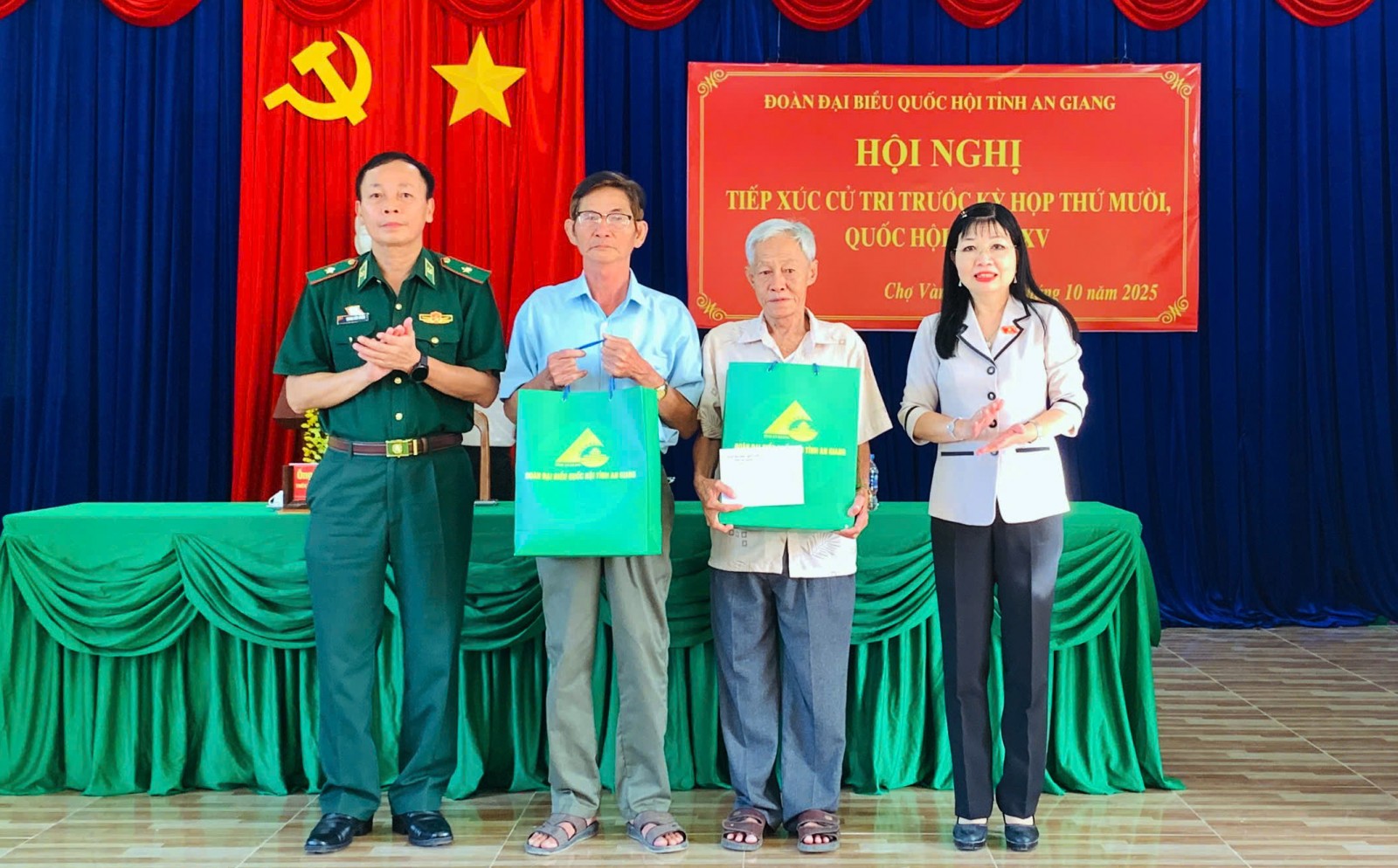 Đại biểu Quốc hội tiếp xúc cử tri trước Kỳ họp thứ 10