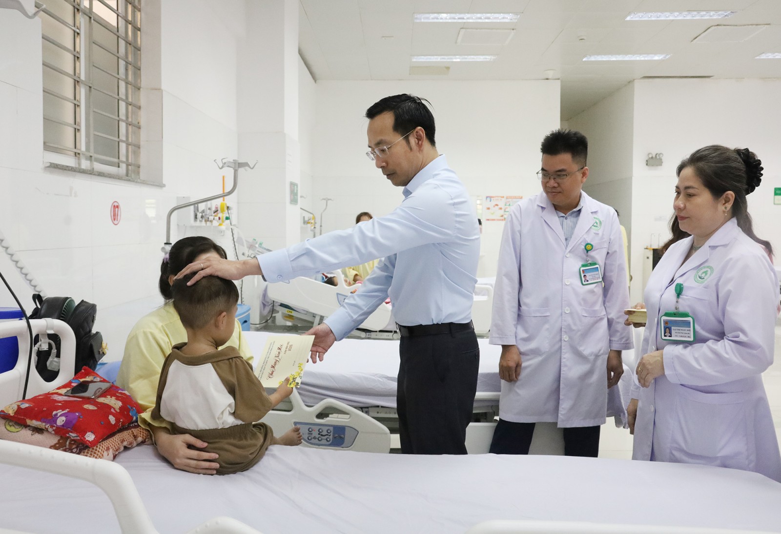 Phó Bí thư Thường trực Tỉnh ủy, Chủ tịch HĐND tỉnh An Giang Nguyễn Thanh Nhàn thăm, chúc tết tại phường Rạch Giá