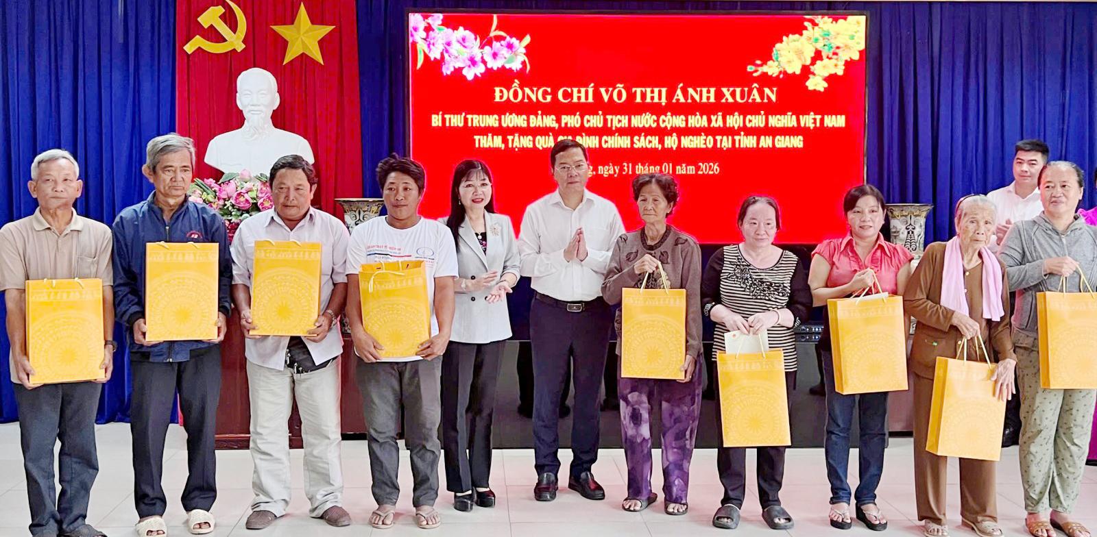 Phó Chủ tịch nước Võ Thị Ánh Xuân dâng hương Chủ tịch Tôn Đức Thắng Bí thư Trung ương Đảng, Phó Chủ tịch nước Võ Thị Ánh Xuân và lãnh đạo Trung ương, tỉnh tặng quà cho gia đình chính sách, hộ gia đình khó khăn