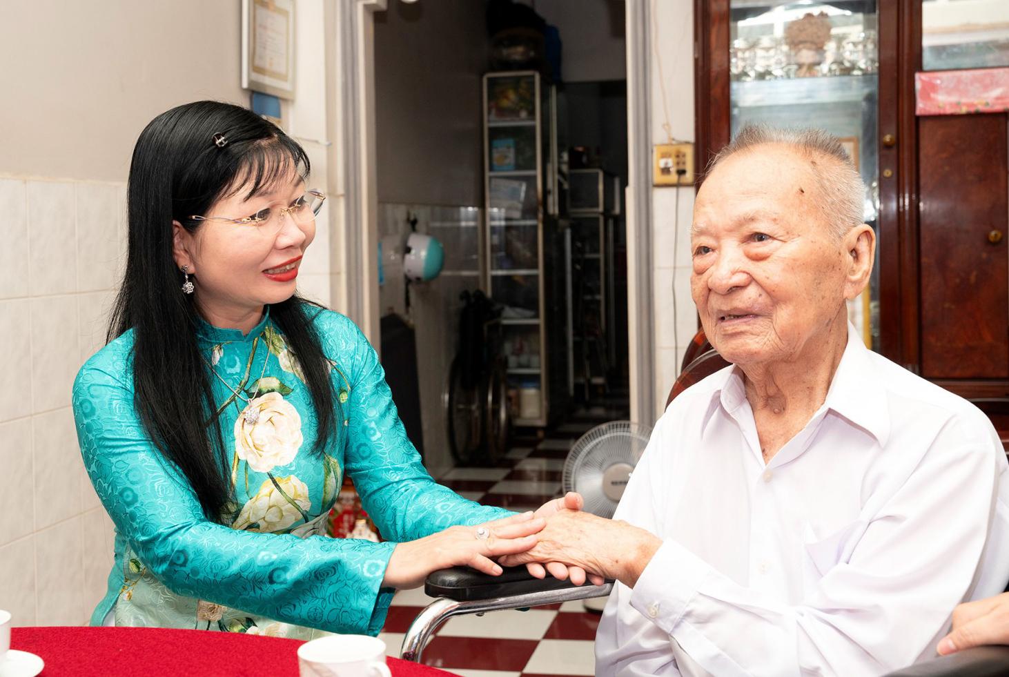 Đồng chí Trần Thị Thanh Hương trao Huy hiệu 80 năm tuổi Đảng cho đảng viên lão thành