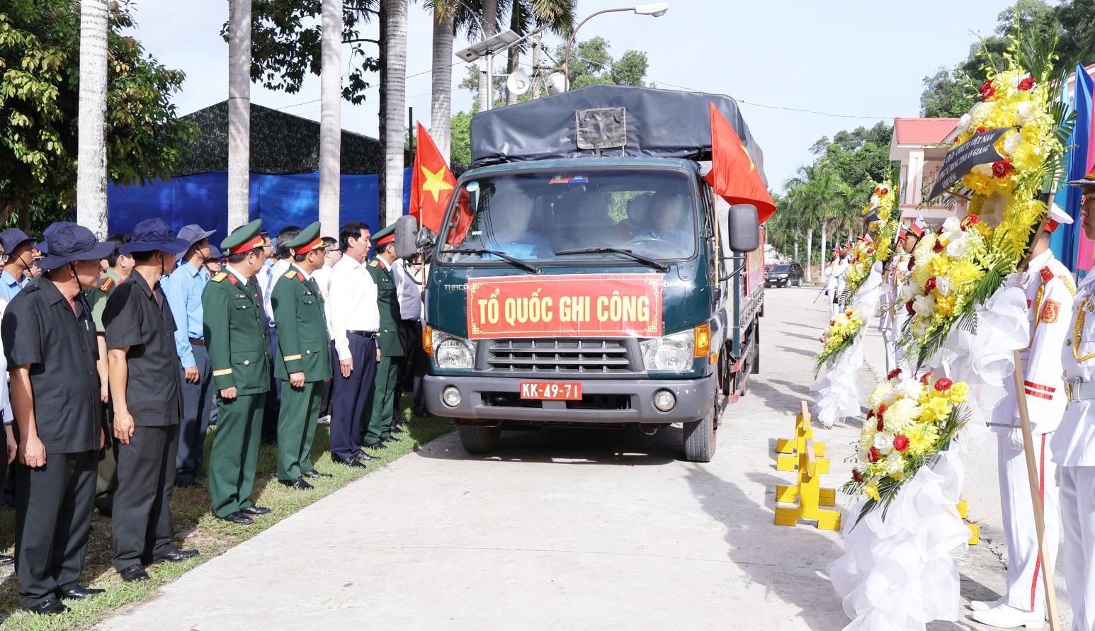 Đón Đội K92, K93 hoàn thành nhiệm vụ quy tập 170 hài cốt liệt sĩ về nước