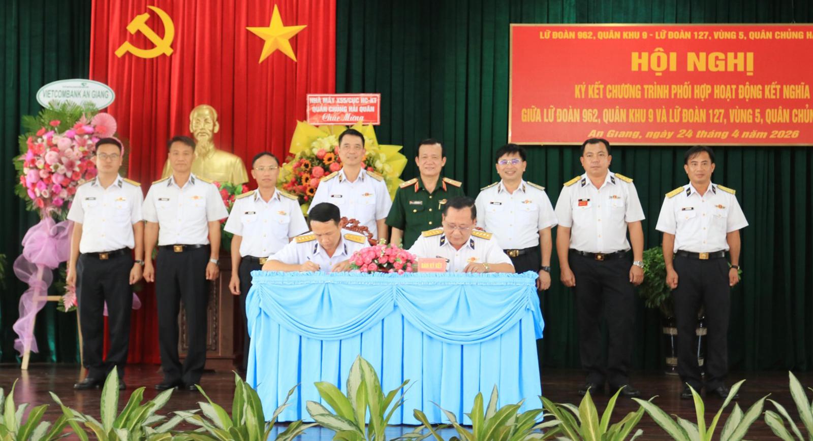 Lữ đoàn 962 và Lữ đoàn 127 ký kết hoạt động kết nghĩa Hai đơn vị ký kết chương trình phối hợp hoạt động giai đoạn 2026 - 2030; kế hoạch hoạt động năm 2026.