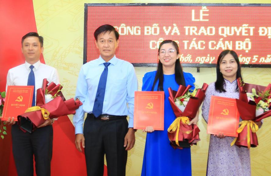 Đảng ủy phường Mỹ Thới trao quyết định công tác cán bộ Tỉnh ủy viên, Bí thư Đảng ủy, Chủ tịch HĐND phường Mỹ Thới Trần Minh Nhựt trao Quyết định điều động Chánh văn phòng, bổ nhiệm Phó Chủ tịch UBMTTQVN phường