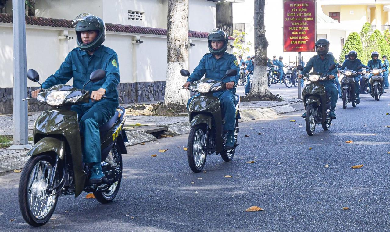 Trao 26 xe máy cho Ban Chỉ huy Quân sự xã trong khu vực phòng thủ 5