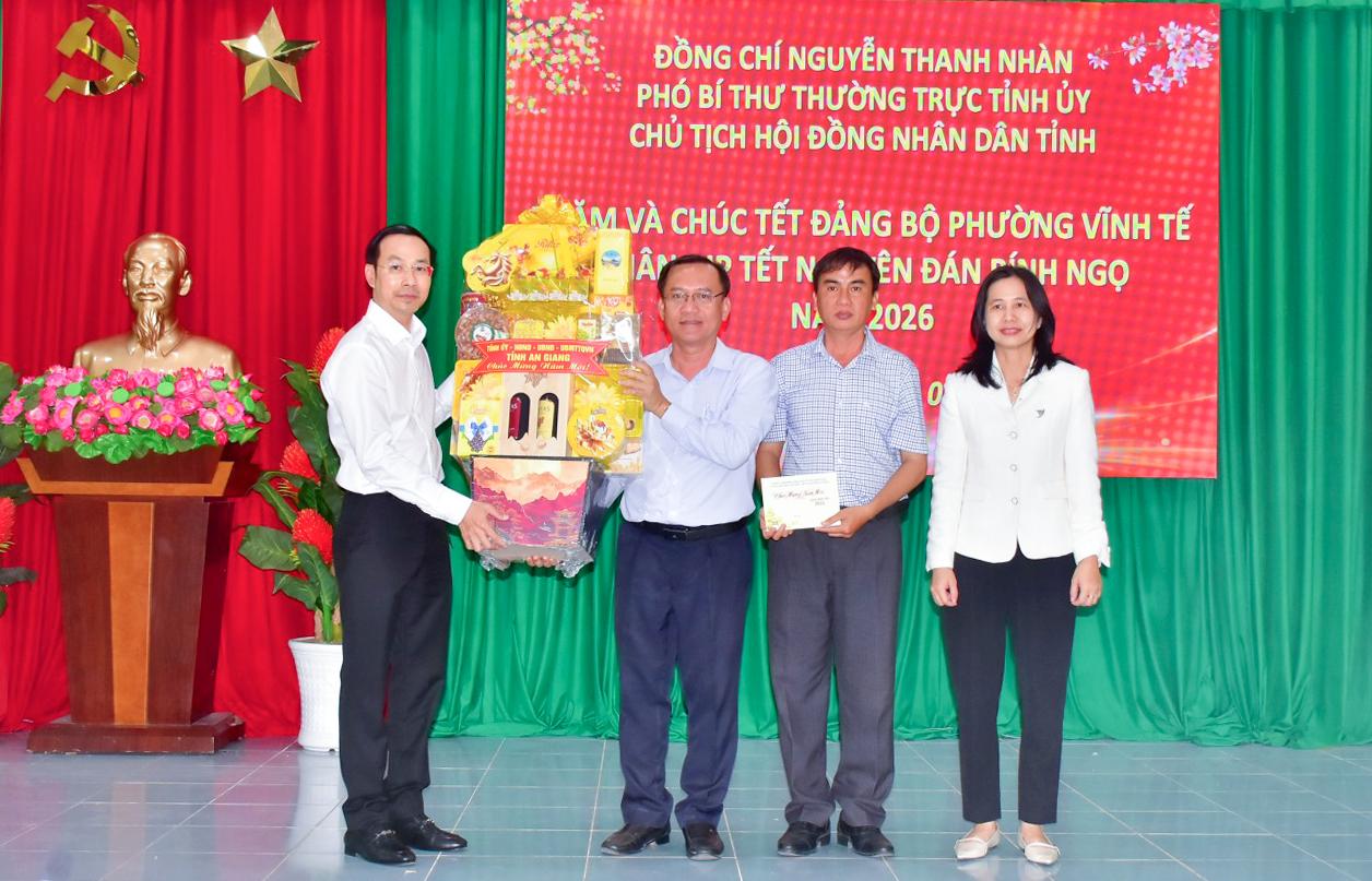 Phó Bí thư Thường trực Tỉnh ủy Nguyễn Thanh Nhàn chúc tết tại 2 phường Châu Đốc và Vĩnh Tế