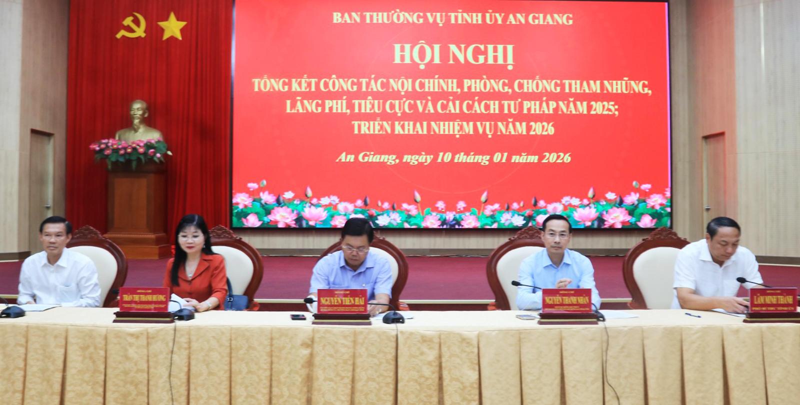 L&atilde;nh đạo chủ tr&igrave; hội nghị