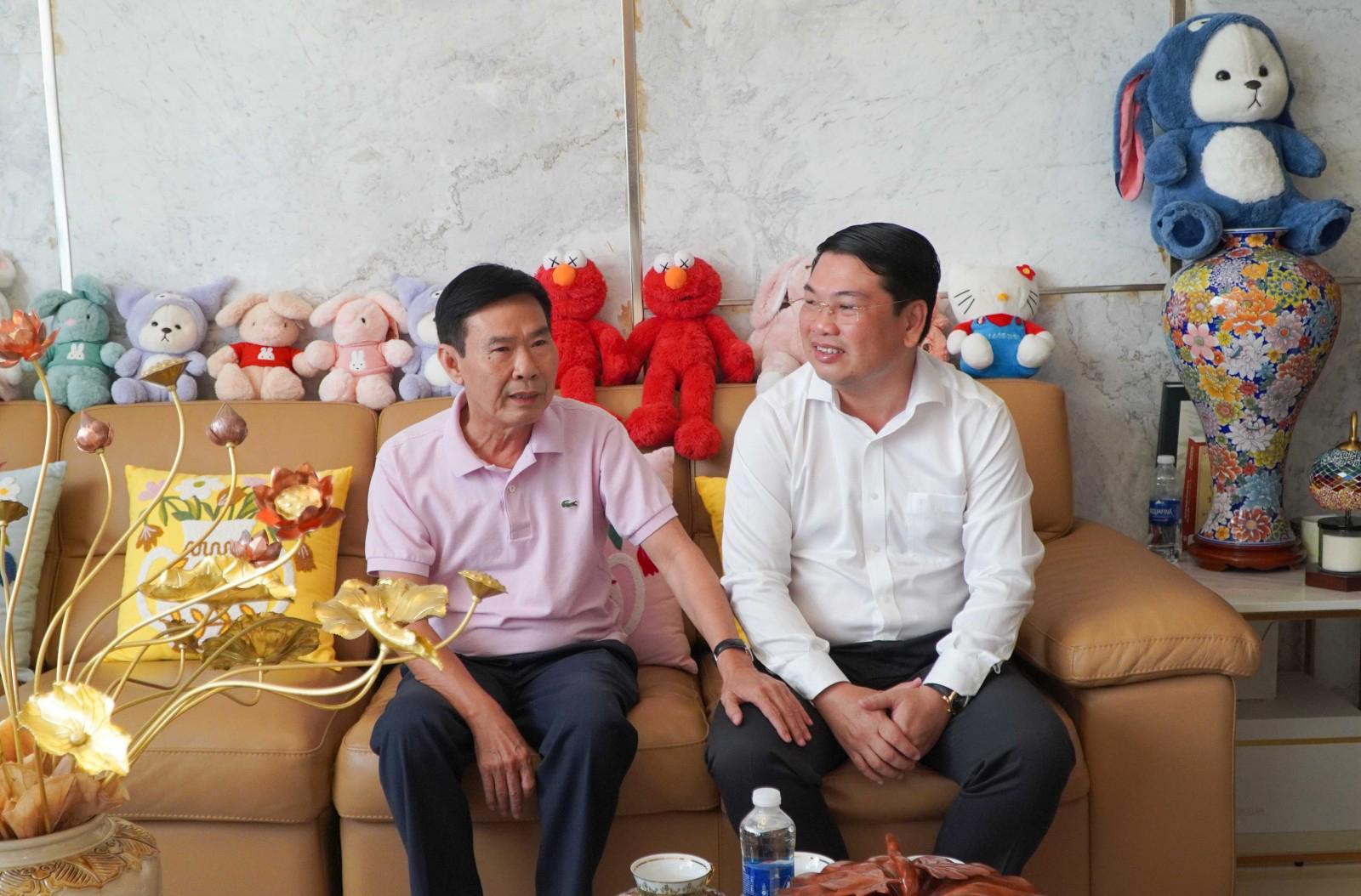 Phó Chủ tịch UBND tỉnh An Giang Lê Trung Hồ thăm, chúc tết nguyên Phó Chủ tịch UBND tỉnh