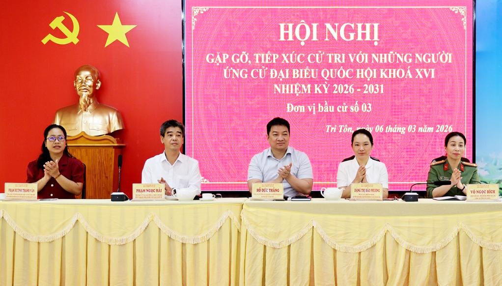 Ứng cử viên đại biểu Quốc hội khóa XVI đơn vị bầu cử số 3 tiếp xúc cử tri các xã, phường khu vực miền núi