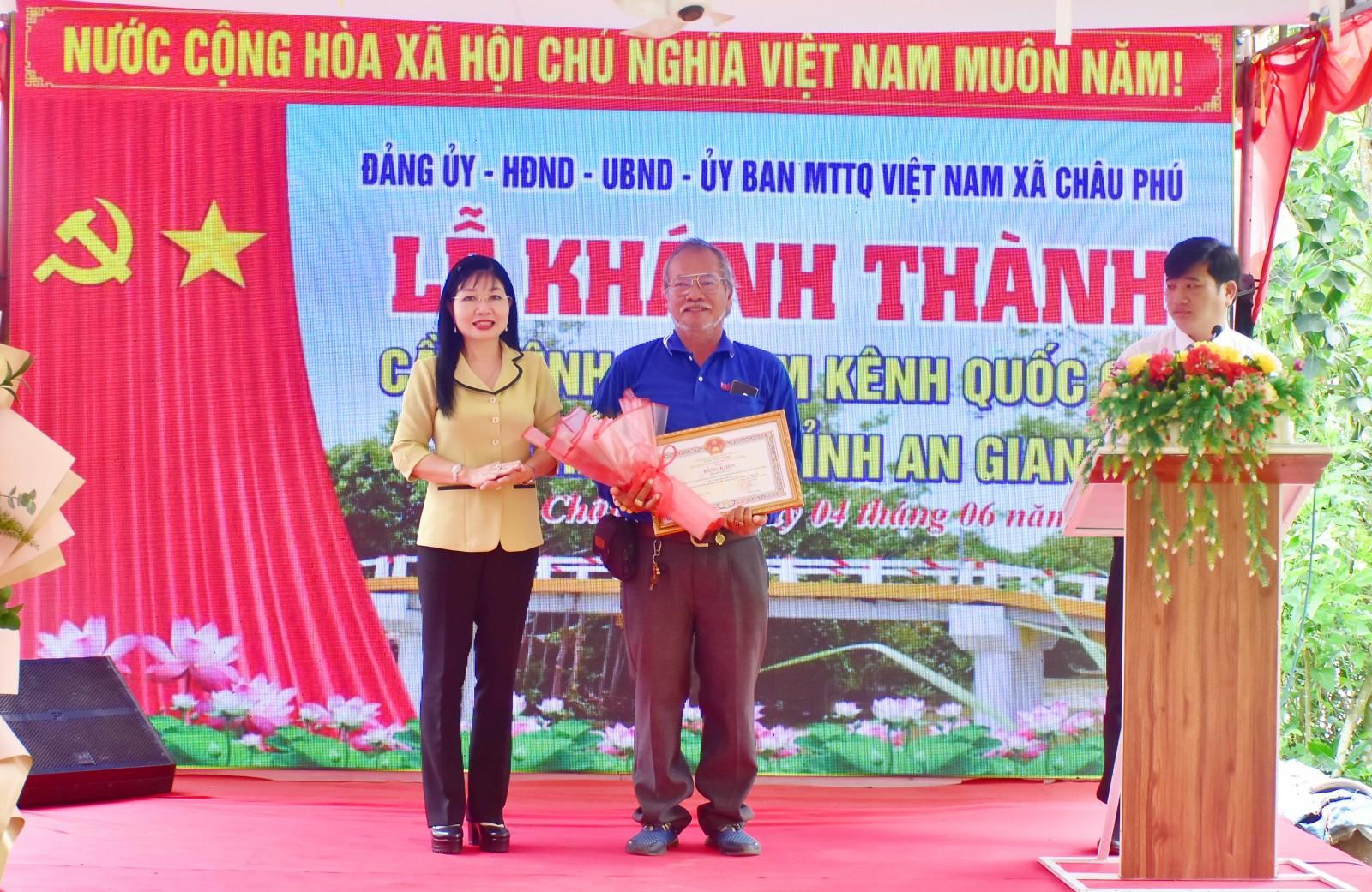 Phó Bí thư Tỉnh ủy Trần Thị Thanh Hương dự khánh thành cầu Kênh 7 - Nam Kênh Quốc Gia