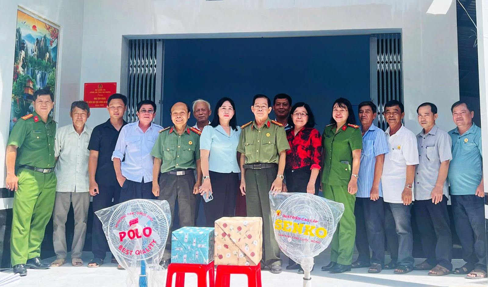 Trao nhà Tình nghĩa cho hội viên Chi hội Cựu Công an nhân dân xã Ba Chúc