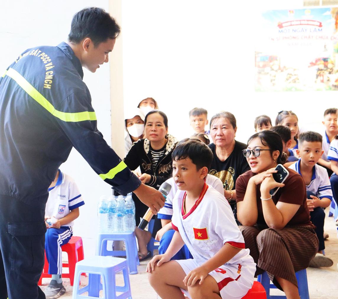 100 học sinh Chợ Mới trải nghiệm “Một ngày làm chiến sĩ phòng cháy chữa cháy”