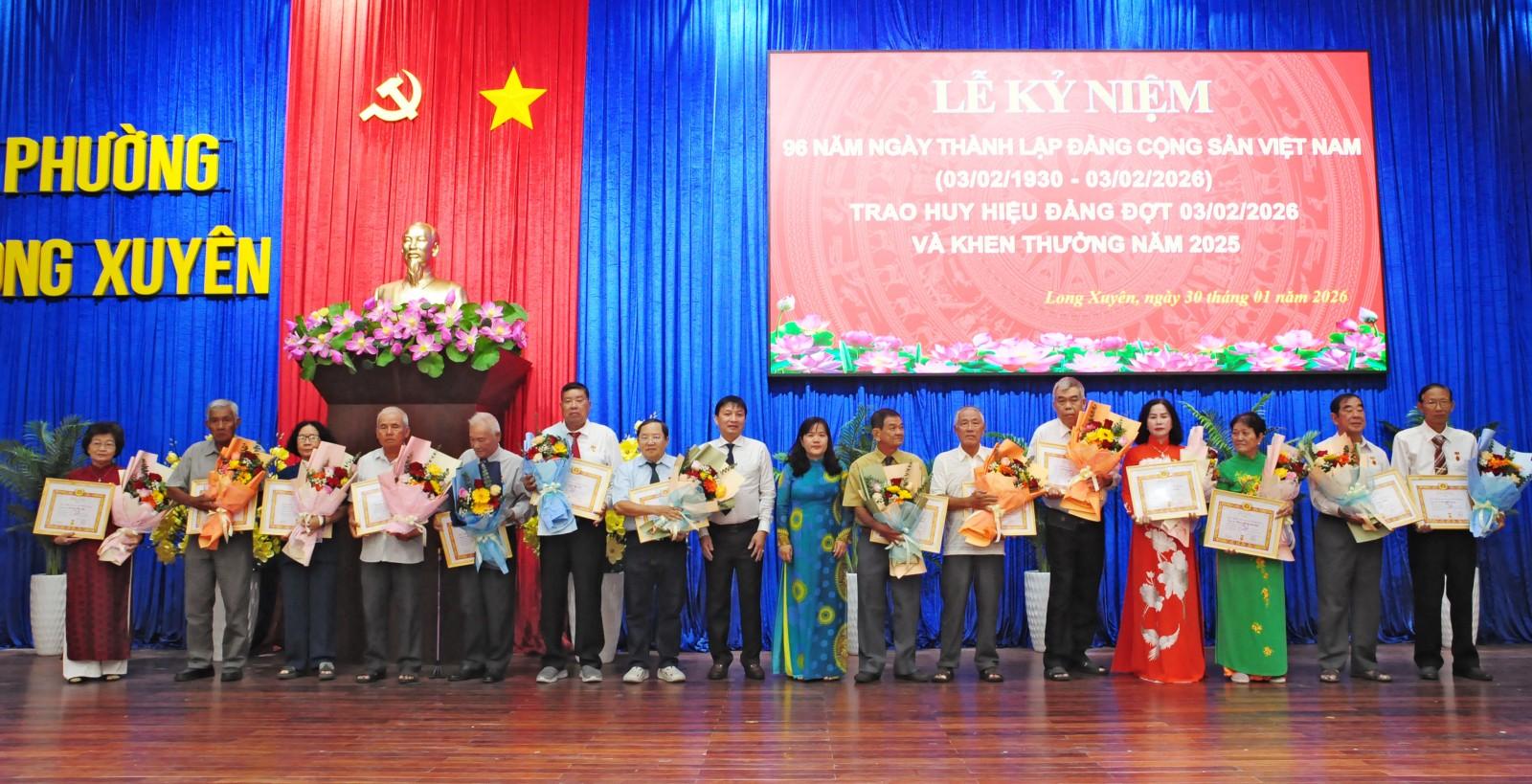 Phường Long Xuyên kỷ niệm 96 năm Ngày thành lập Đảng Cộng sản Việt Nam và trao Huy hiệu Đảng Trao Huy hiệu Đảng cho các đảng viên