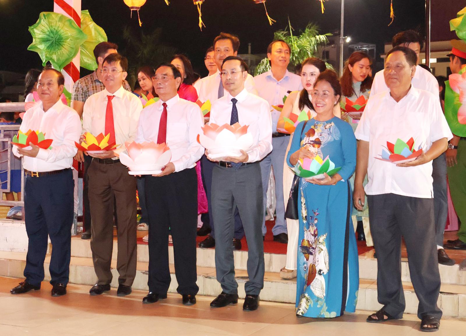 Chương trình nghệ thuật lễ hội pháo hoa và hội hoa đăng kỷ niệm 290 năm thành lập Tao đàn Chiêu Anh Các