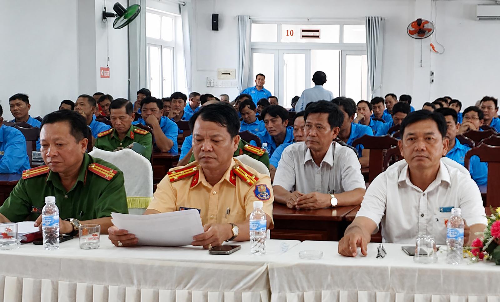 Đại biểu tham dự buổi tuyên truyền