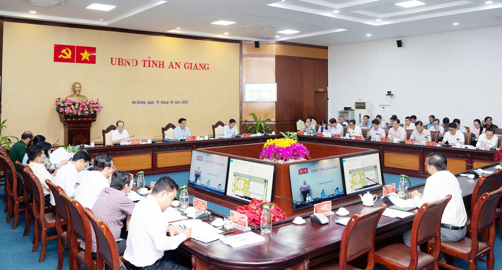 Thành viên UBND tỉnh cho ý kiến nhiều nội dung thuộc thẩm quyền