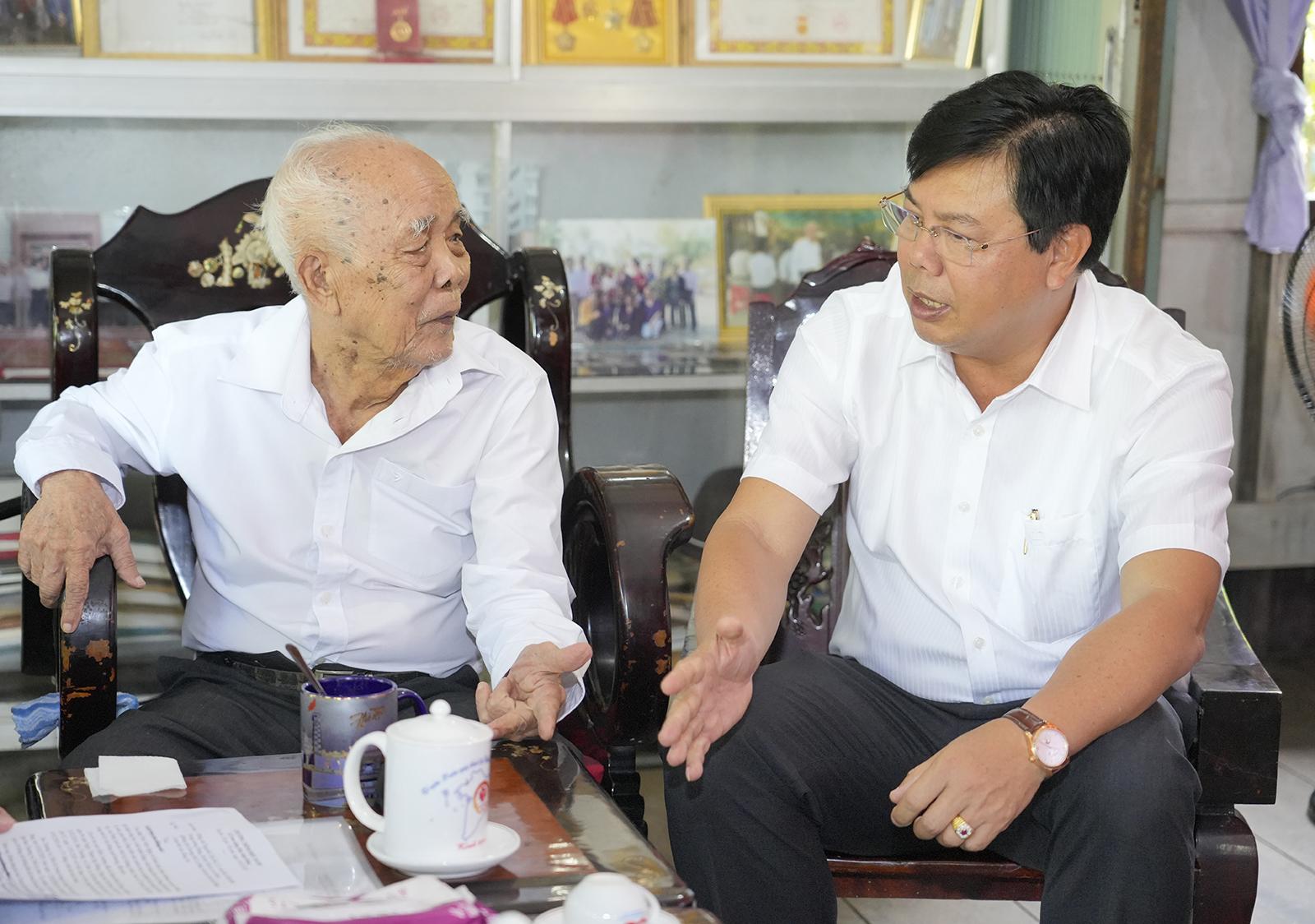 Bí thư Tỉnh ủy An Giang Nguyễn Tiến Hải trao tặng Huy hiệu 80 năm tuổi Đảng tại nhà cho đảng viên lão thành