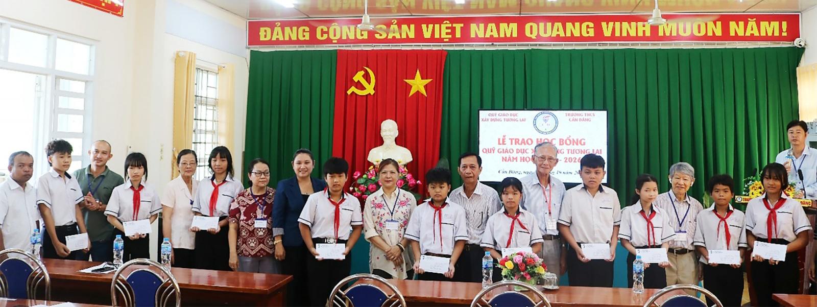 Quỹ “Giáo dục xây dựng tương lai” trao học bổng cho học sinh Trường THCS Cần Đăng