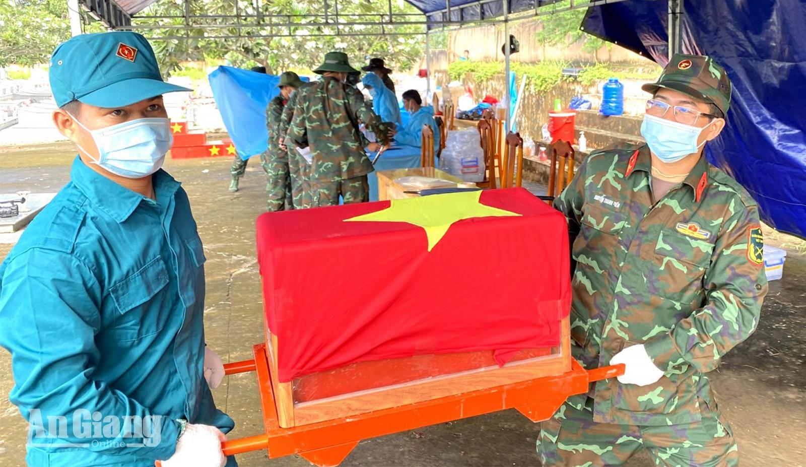Lấy mẫu hài cốt liệt sĩ phục vụ giám định ADN tại Nghĩa trang Liệt sĩ Tri Tôn