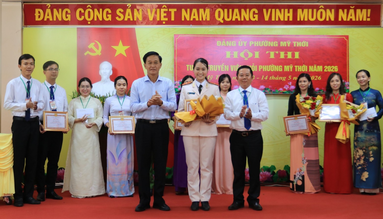 Phường Mỹ Thới trao giải hội thi tuyên truyền viên giỏi năm 2026 Tỉnh ủy viên, Bí thư Đảng ủy, Chủ tịch HĐND phường Mỹ Thới Trần Minh Nhựt trao giải nhất cho thí sinh