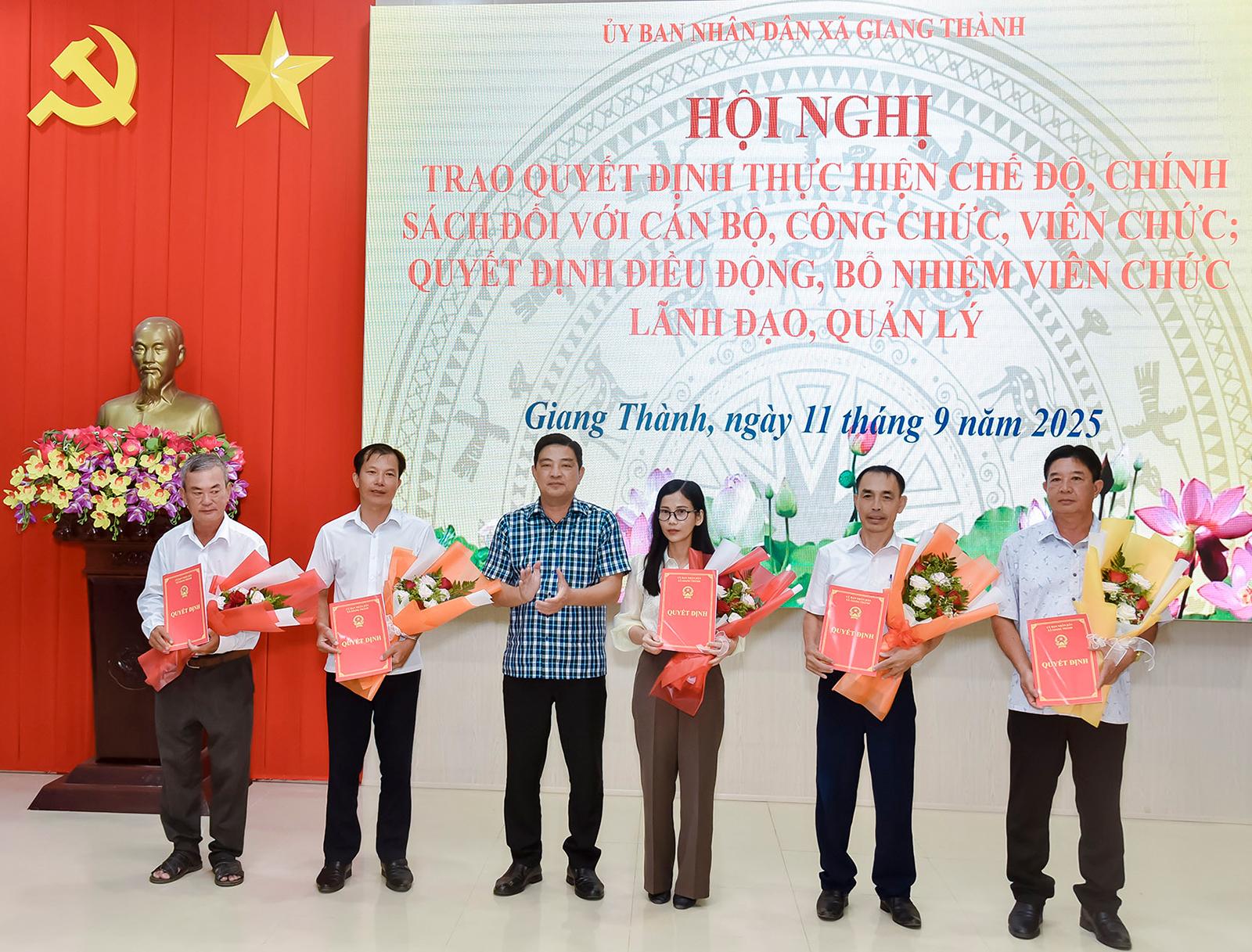 Xã Giang Thành trao quyết định nghỉ hưu, nghỉ thôi việc cho cán bộ, công chức, viên chức