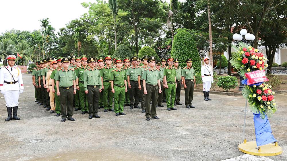 Công an tỉnh An Giang dâng hoa, dâng hương tại Khu Di tích lịch sử Quốc gia an ninh Khu IX