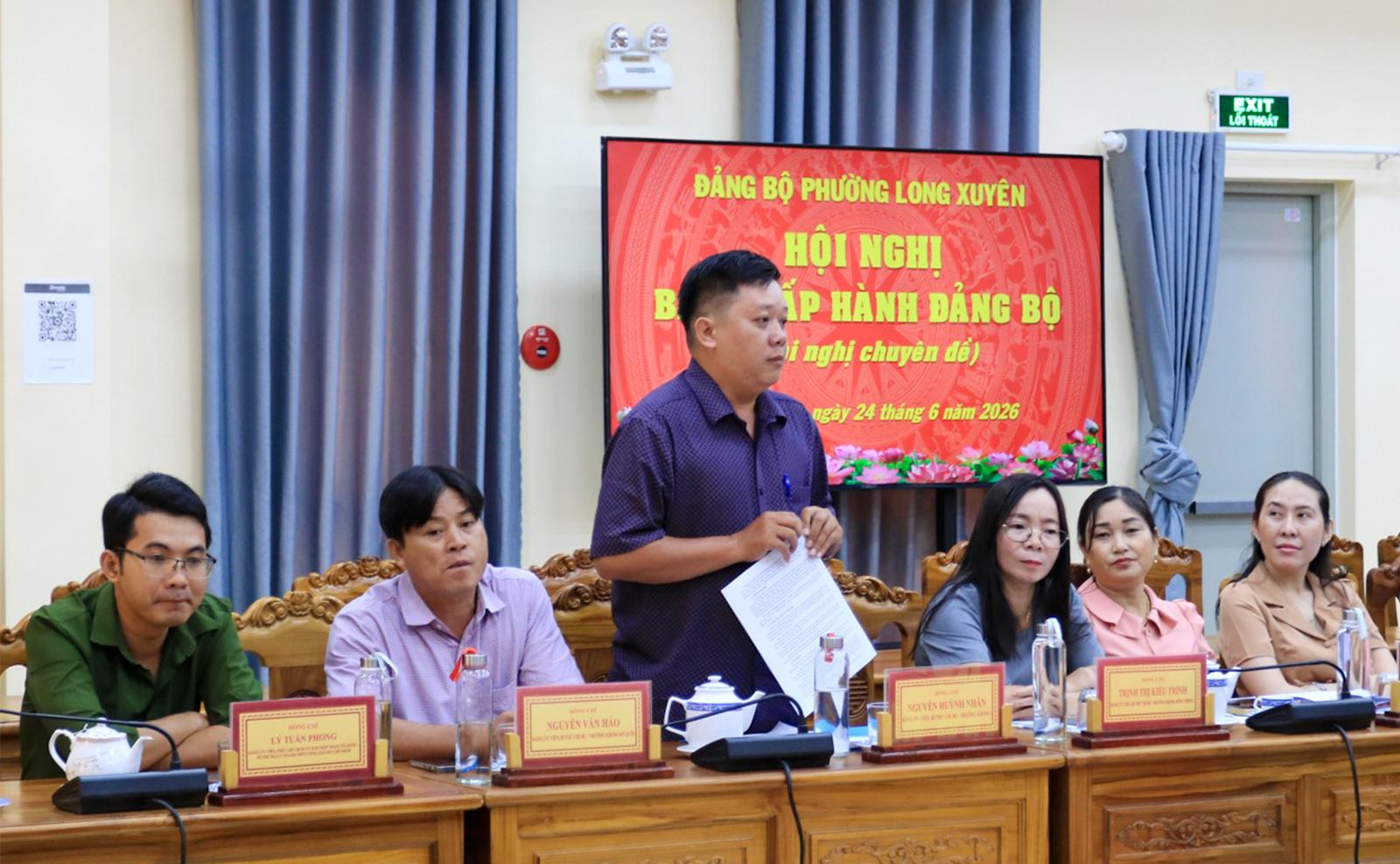 Hội nghị chuyên đề Ban Chấp hành Đảng bộ phường Long Xuyên Đại biểu phát biểu ý kiến