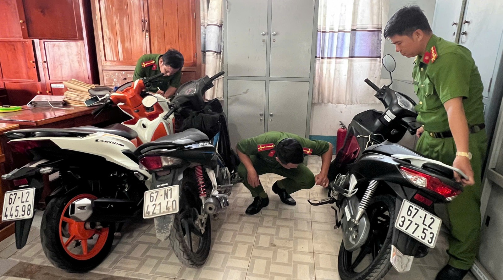 Công an kiểm tra tang vật thu hồi